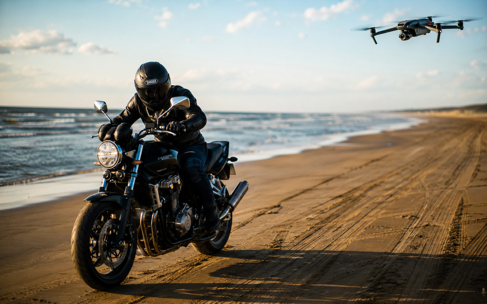 千里浜なぎさドライブウェイで撮影中のバイクとドローン